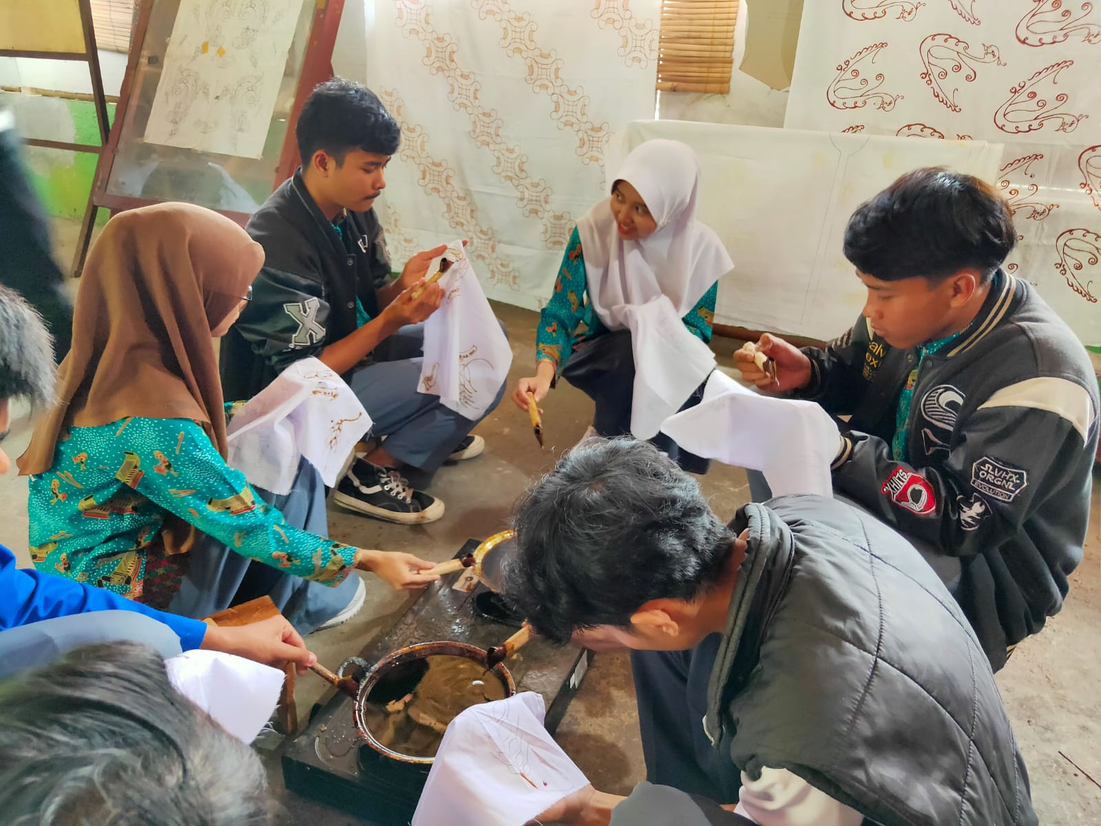 AQUA Cianjur Berdayakan Siswa SLB Tuna Wicara Melalui Pelatihan Membatik