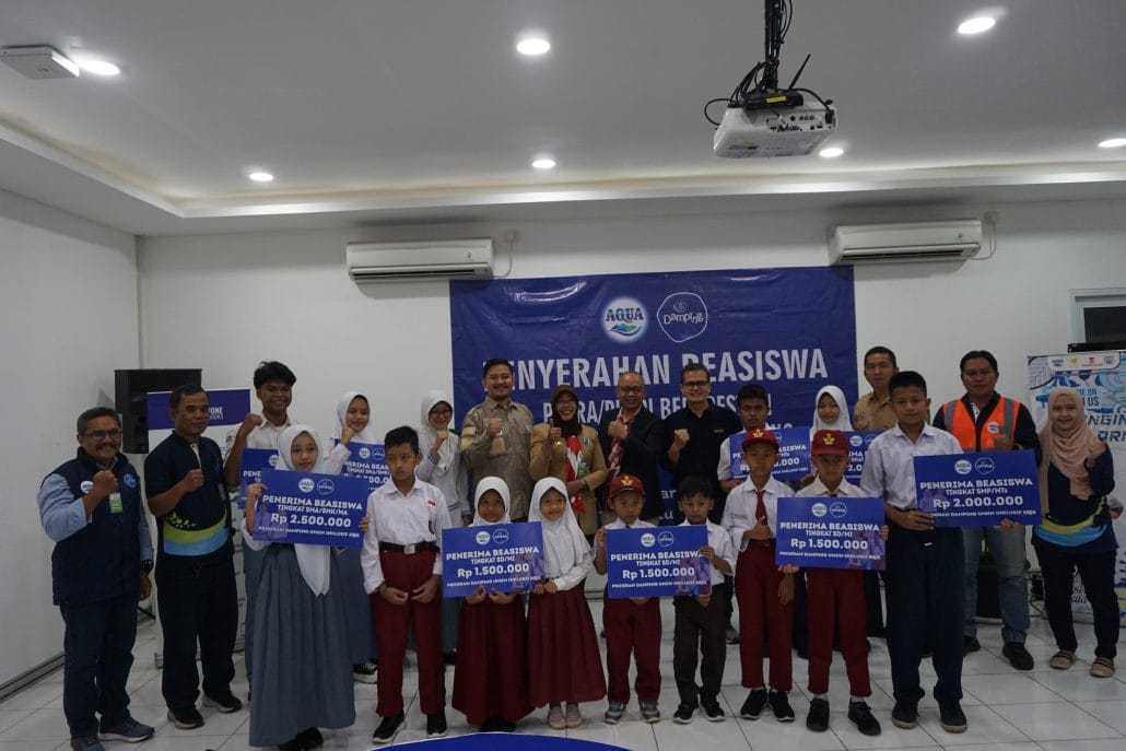 penyerahan-beasiswa-aqua-bogor