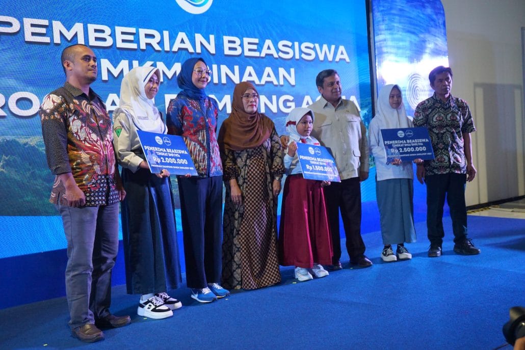 Kepala BPJPH Serahkan Beasiswa Bagi Anak Mitra UMKM